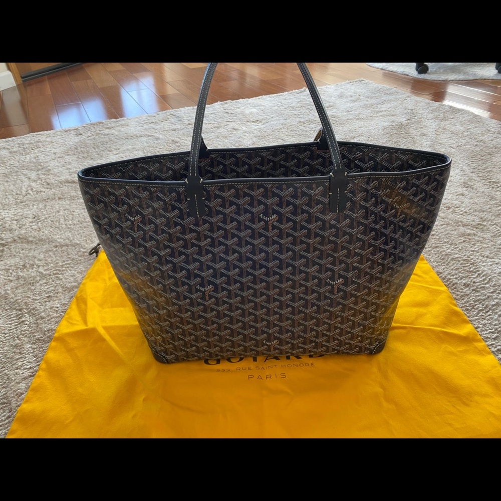 Goyard Artois MM bag in Marine (navy) color